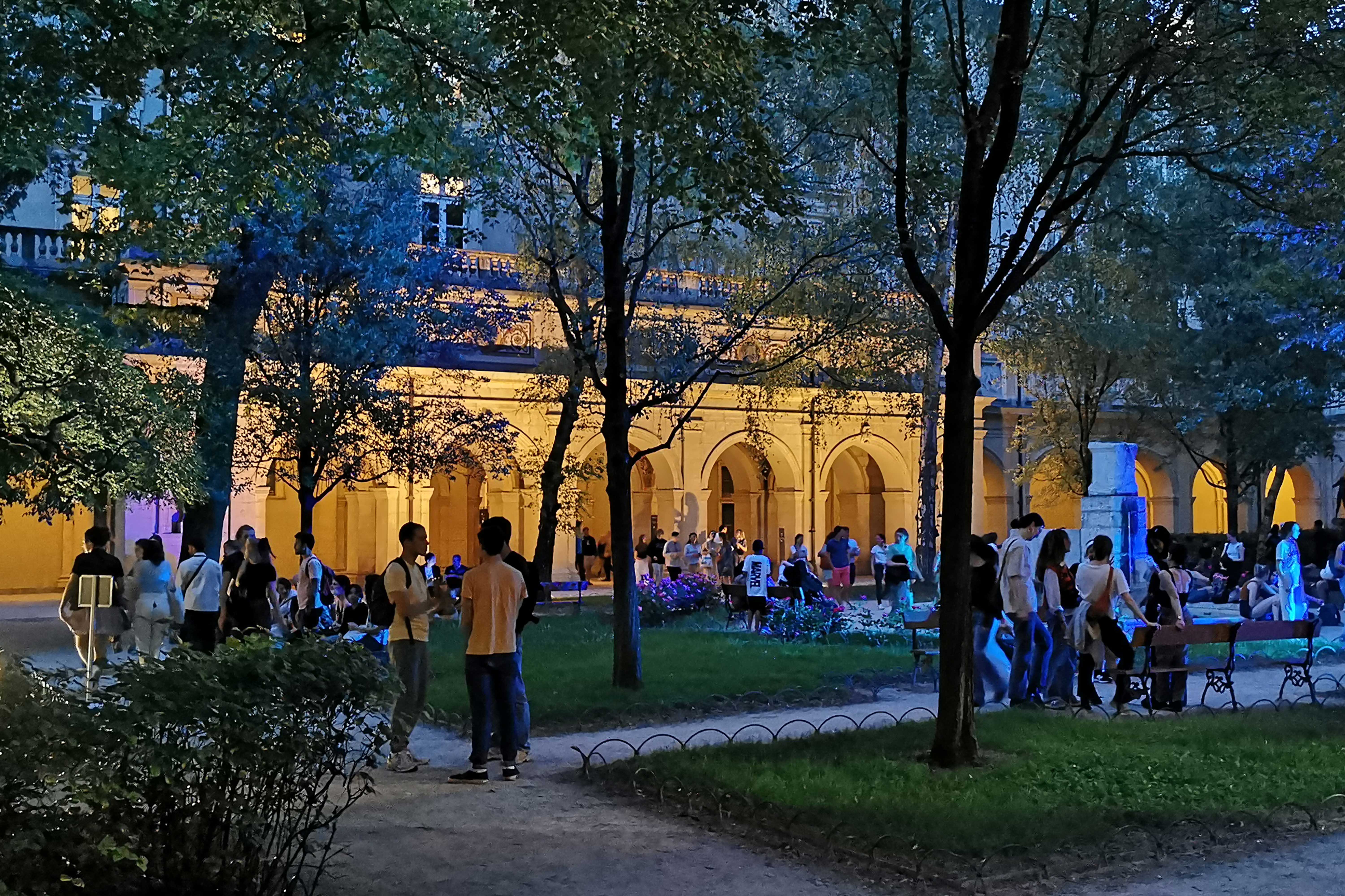 Nocturne étudiante jardin