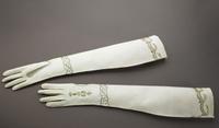 Paire de gants montants, Empire, coton, Paris, Galliéra, musée de la Mode de la ville de Paris.