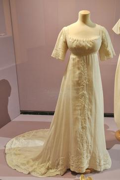 Robe à traîne avec broderie « à la Mathilde », vers 1805, mousseline de coton blanc, Paris, Galliera, musée de la mode de la ville de Paris