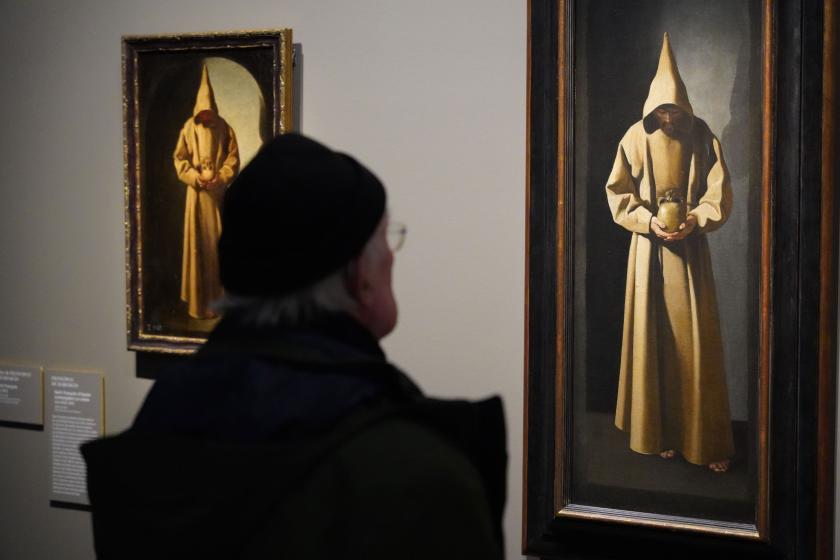 Visiteur-dans-l'exposition-Zurbaran